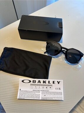 Oakley Men’s Black Round Sunglasses with Dark Lenses prizm black